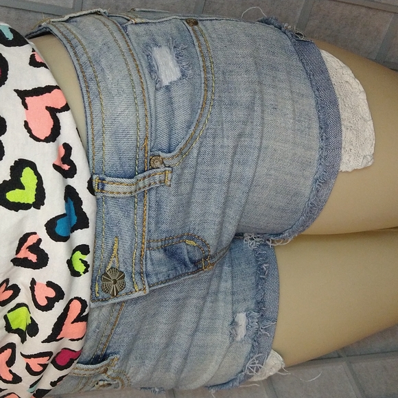 Almost Famous Junior shorts size 9 - Picture 5 of 7